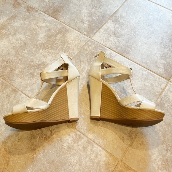 Elle Ivory Brie platform t strap wedge sandals size 9 - Picture 3 of 10
